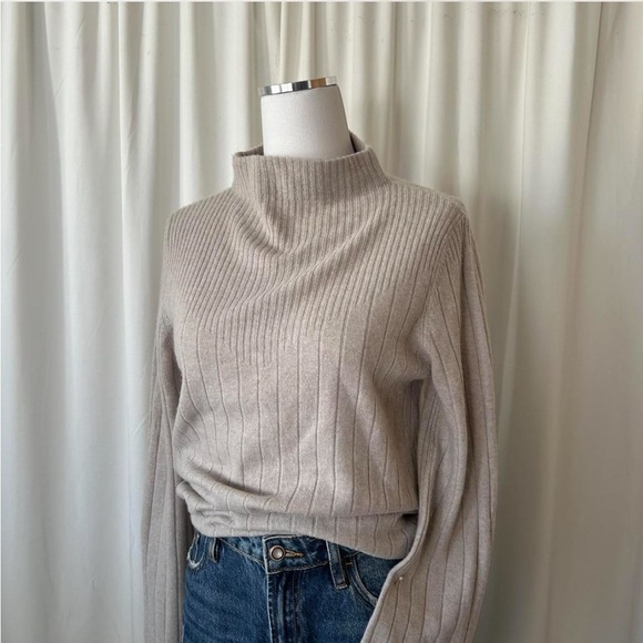 Nanette Lepore 100% 2-ply cashmere mock neck sweater Meduim. - Picture 6 of 8